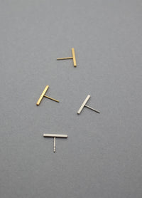 THE THIN SHORT STUD EARRINGS