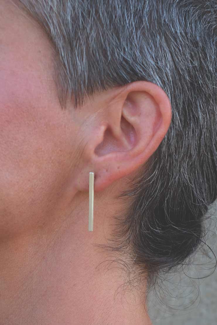 THE THIN LONG STUD EARRINGS - Main Image