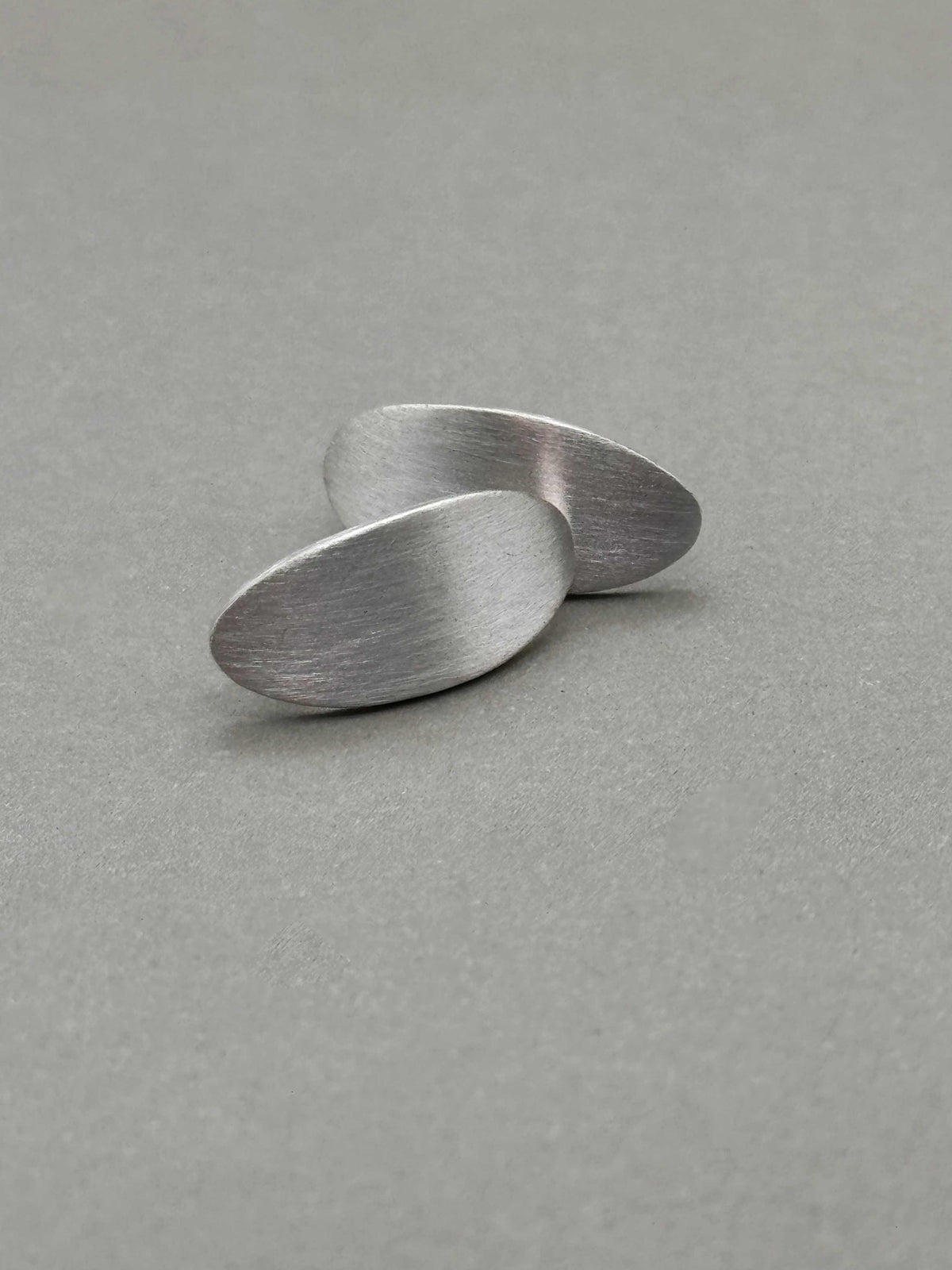 THE OVAL STUD EARRINGS