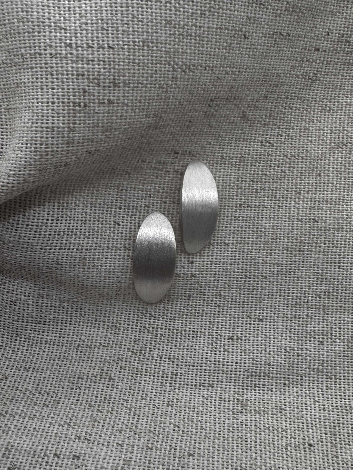 THE OVAL STUD EARRINGS