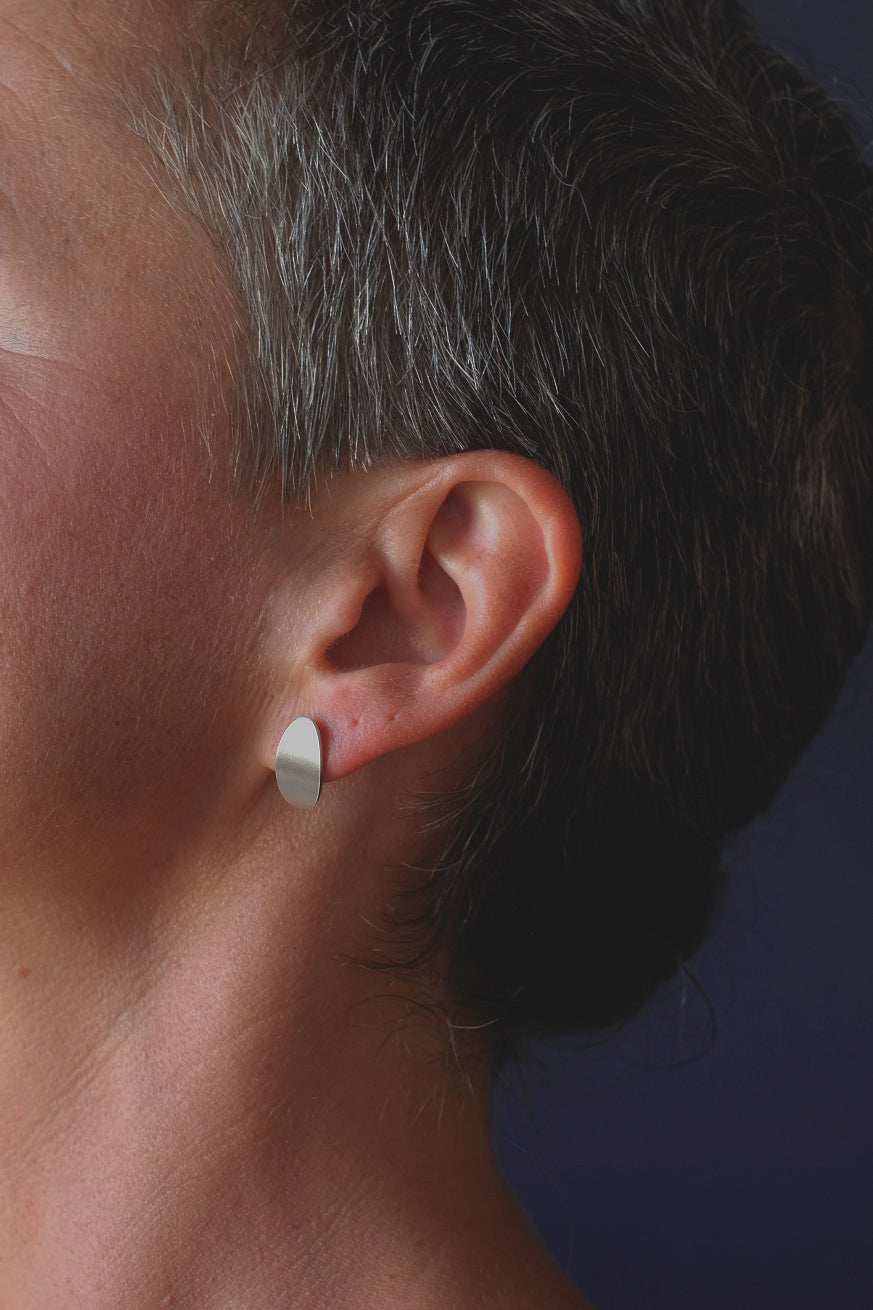 THE OVAL STUD EARRINGS