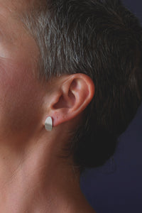 THE OVAL STUD EARRINGS